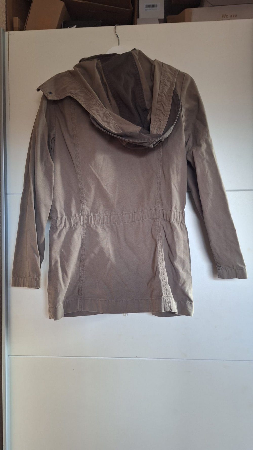 Dunkelgrüne Übergangsjacke