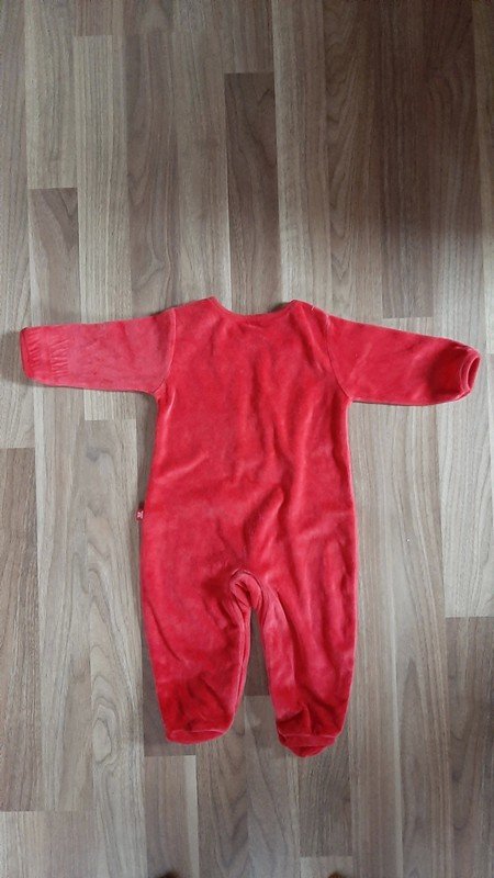 Roter Strampler (Wintermotiv)