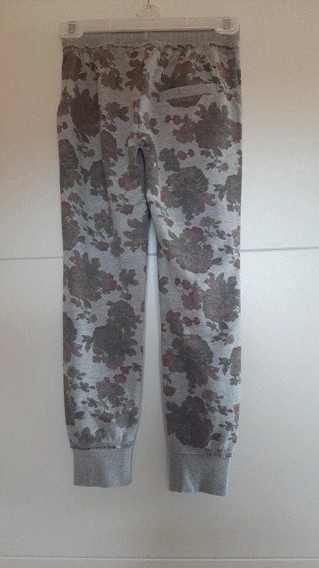 Graue Jogger mit Blumendruck