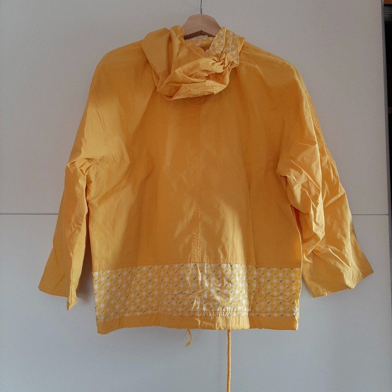 Gelbe Jacke mit Blumendetails