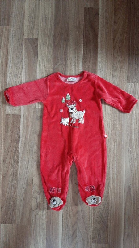 Roter Strampler (Wintermotiv)