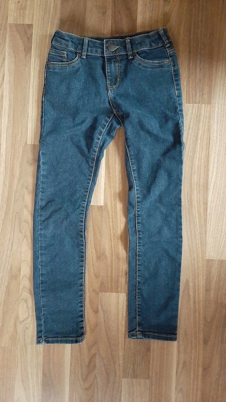 Blaue Röhrenjeans