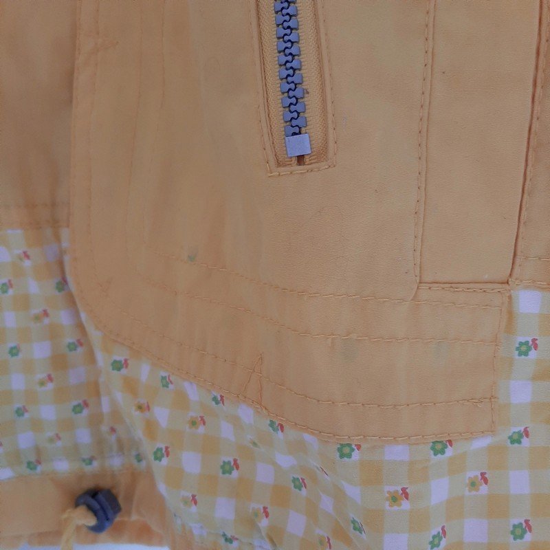 Gelbe Jacke mit Blumendetails