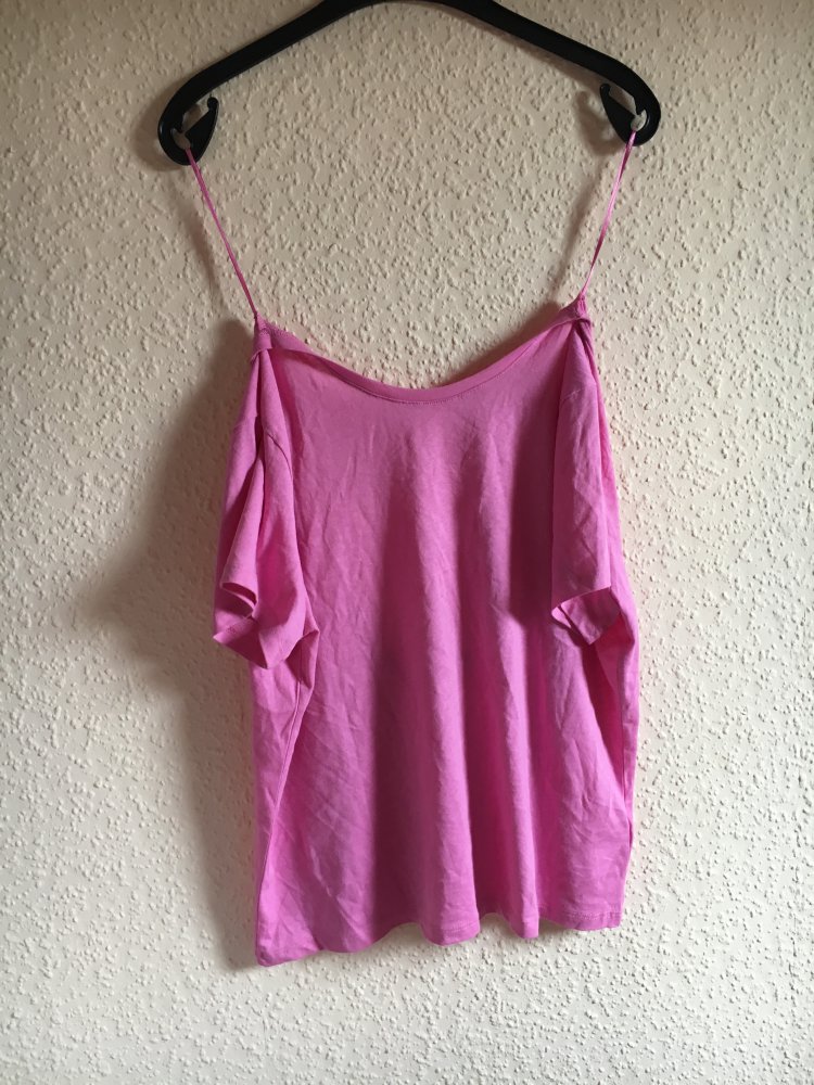 Pinkes T-Shirt mit weitem Rückenausschnitt