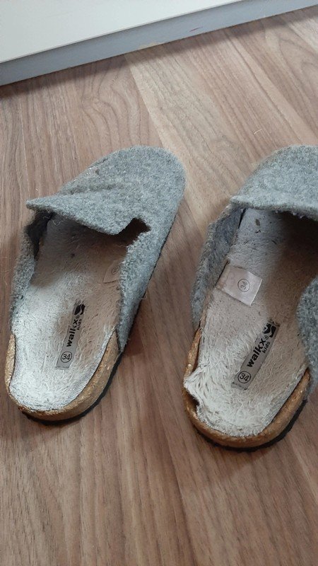 Graue Hausschuhe mit Sternen