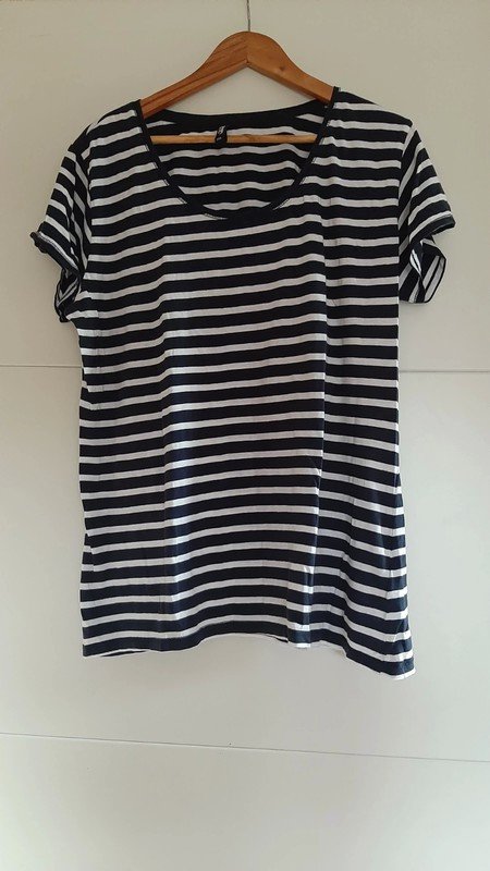 Dunkelblau/ weiß gestreiftes T-Shirt