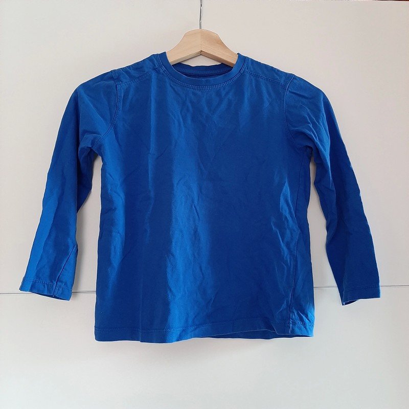 Blaues Langarmshirt