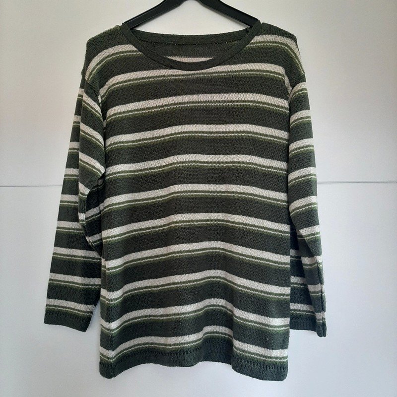 Grün gestreifter Strickpulli