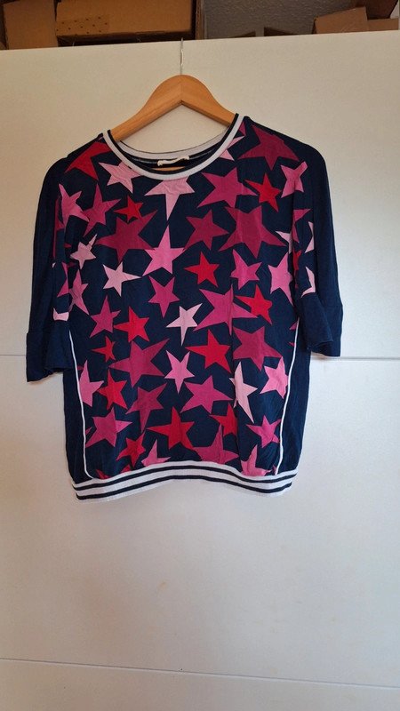 Shirt mit bunten Sternen