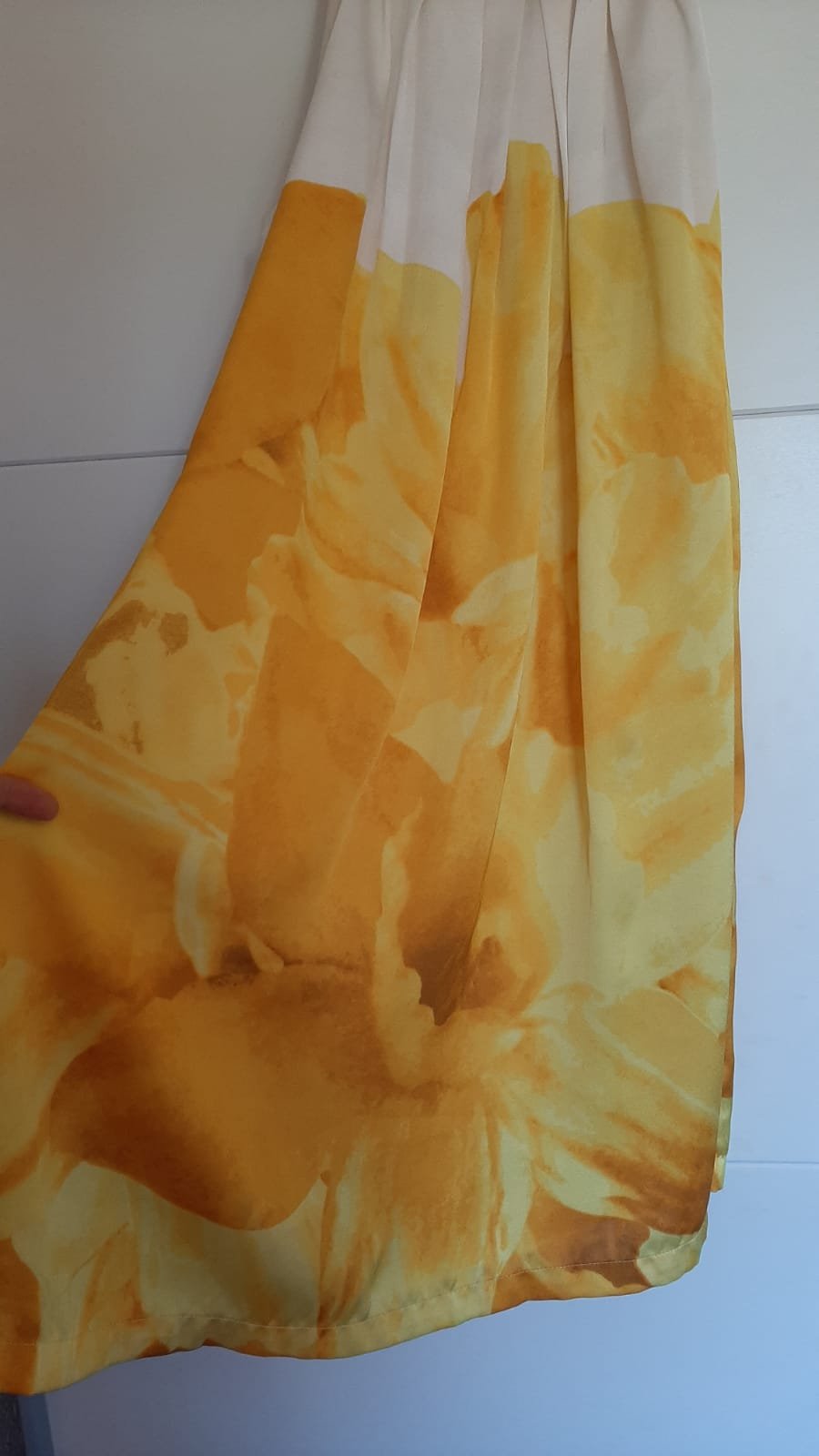 Lockeres Sommerkleid (gelbe Blumen)