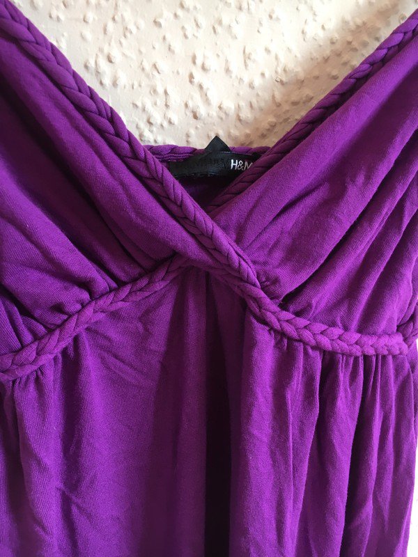 Lila Kleid mit geflochtenen Details