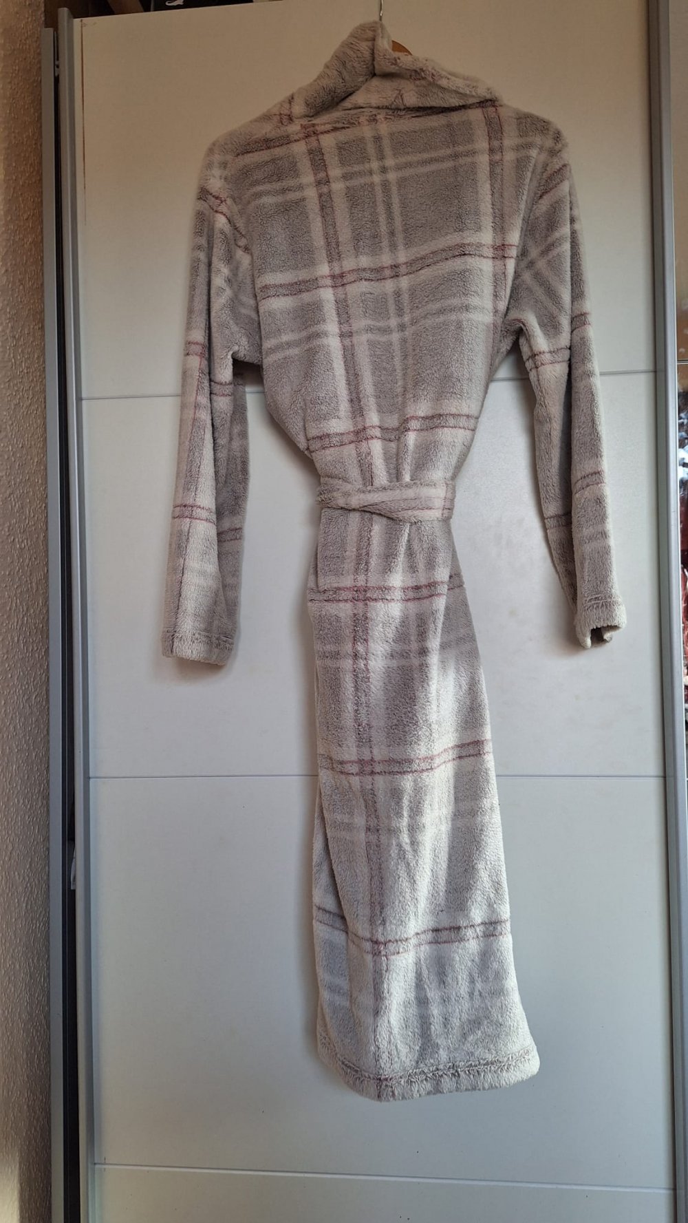 Langer flauschiger Bademantel