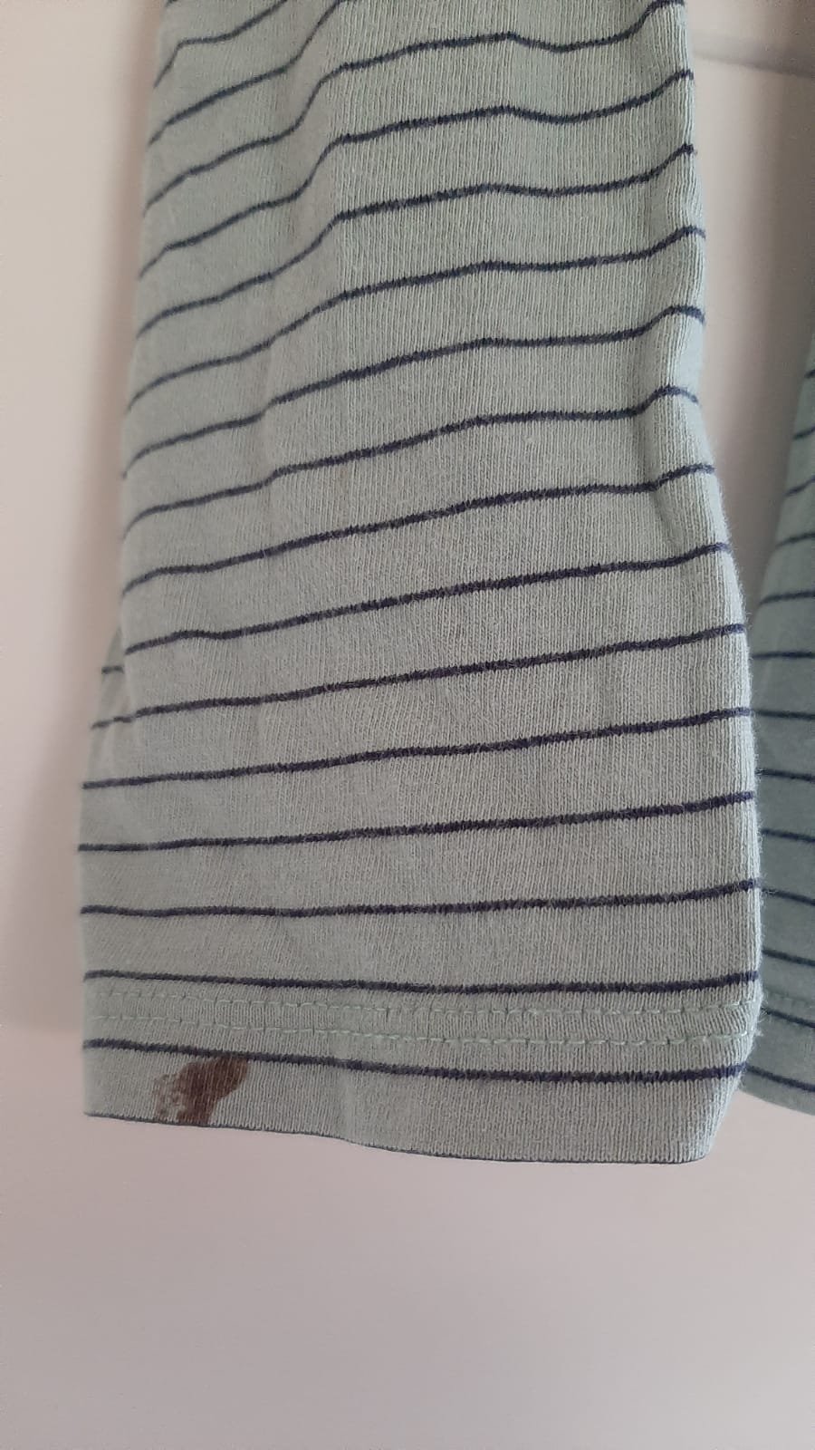 Grüner gestreifter Pulli