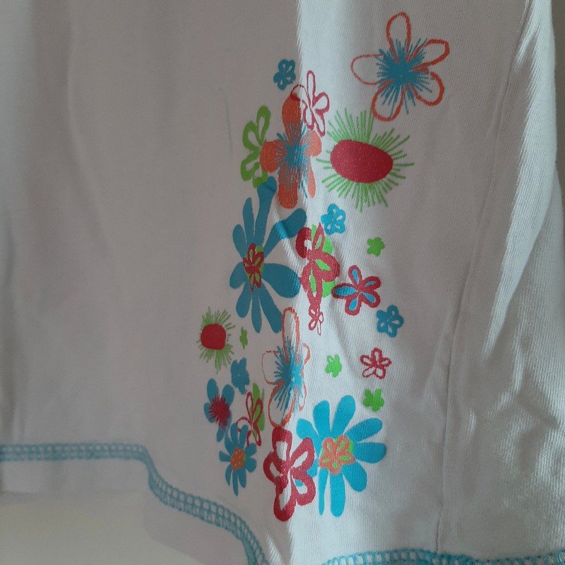 Weißer Pulli mit Blumendetail