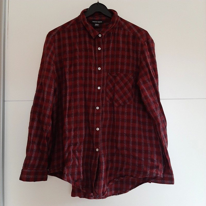 Dunkelrot karierte Bluse