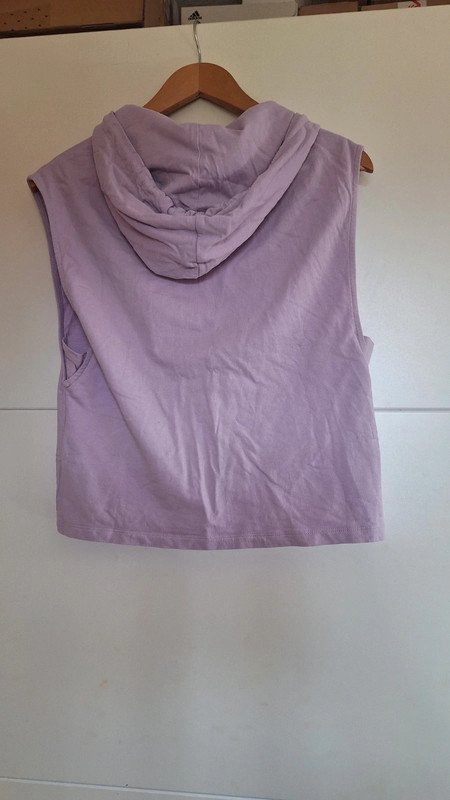 Lila Shirt mit Kapuze