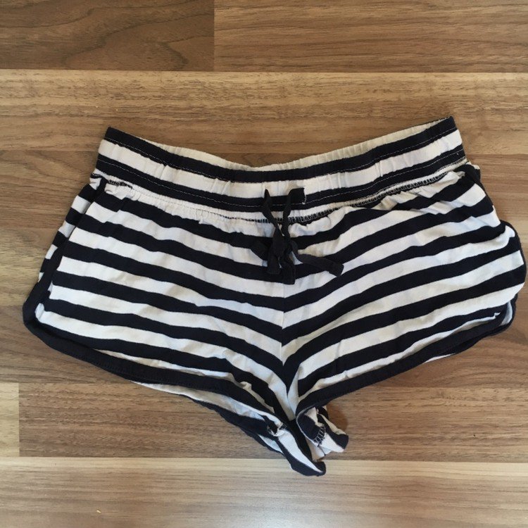 Blau/weiß gestreifte Stoffshorts