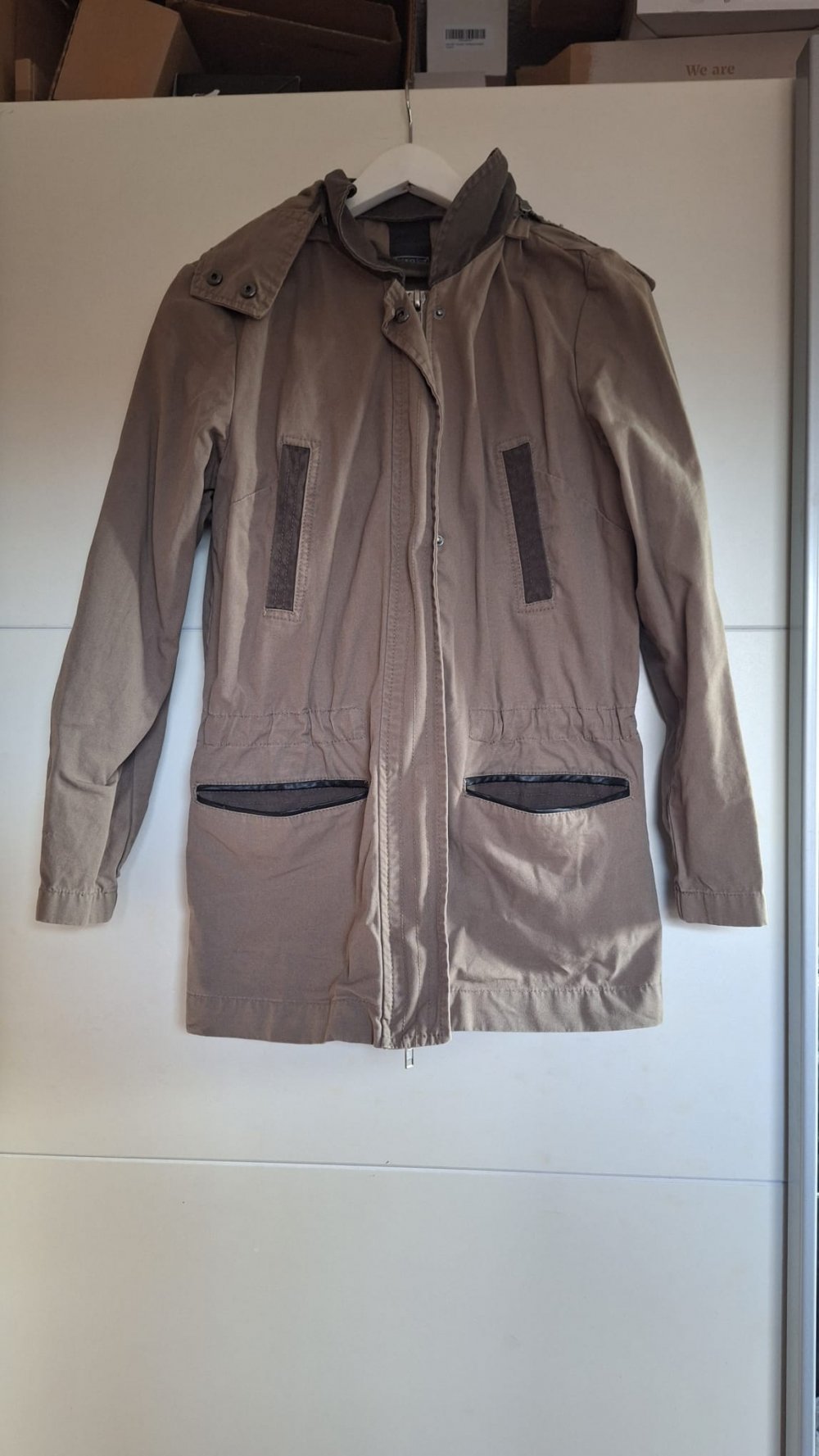 Dunkelgrüne Übergangsjacke