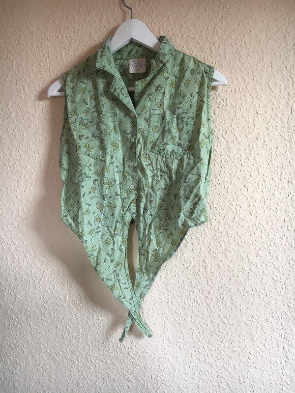 Grüne Blumenbluse zum knoten