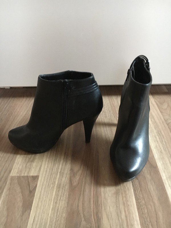 Schwarze Stiefeletten
