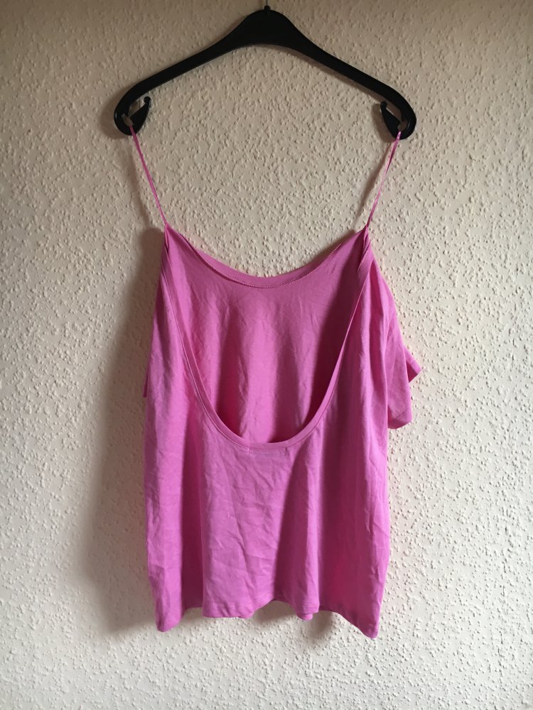 Pinkes T-Shirt mit weitem Rückenausschnitt