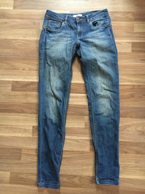 Blaue Röhrenjeans