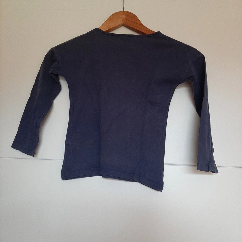 Dunkelblauer Pulli (Schleifenmotiv)