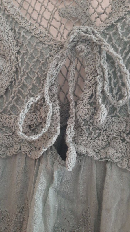 Kleid mit Häkeldetail