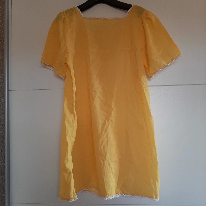 Gelbes Kleid mit Verzierung