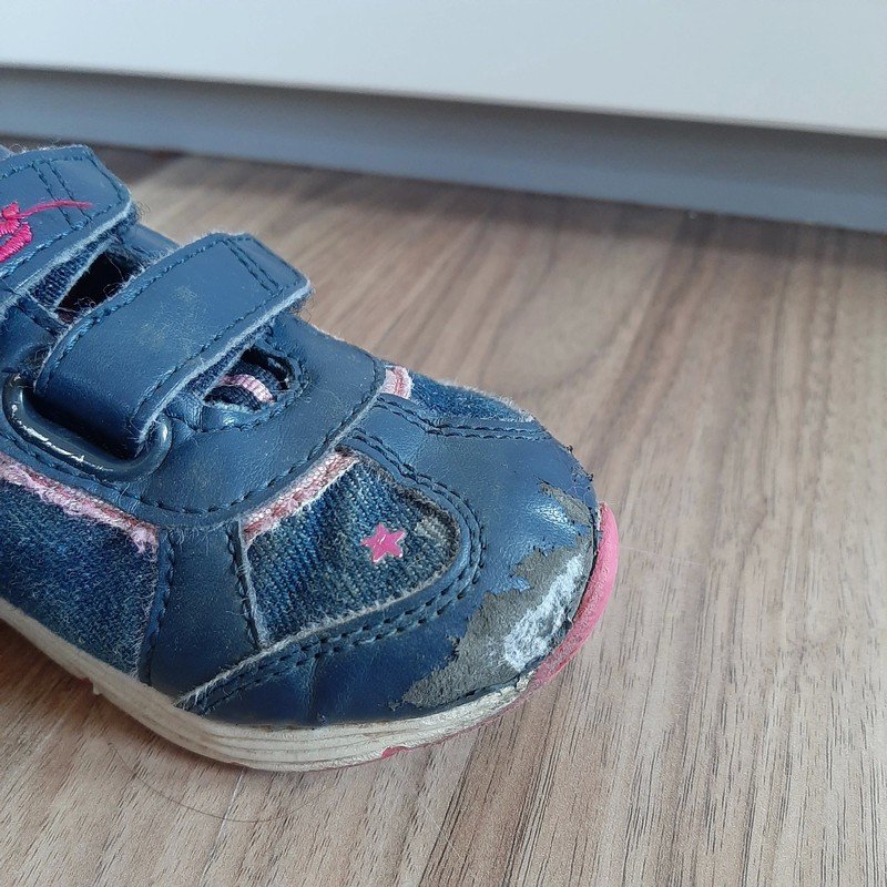 Schuhe mit Klettverschluss