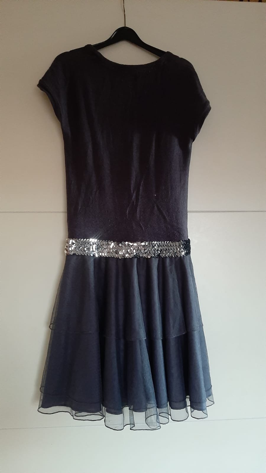 Dunkelblaues Kleid mit Pailletten