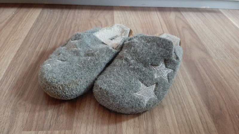 Graue Hausschuhe mit Sternen