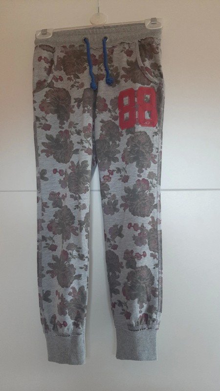 Graue Jogger mit Blumendruck