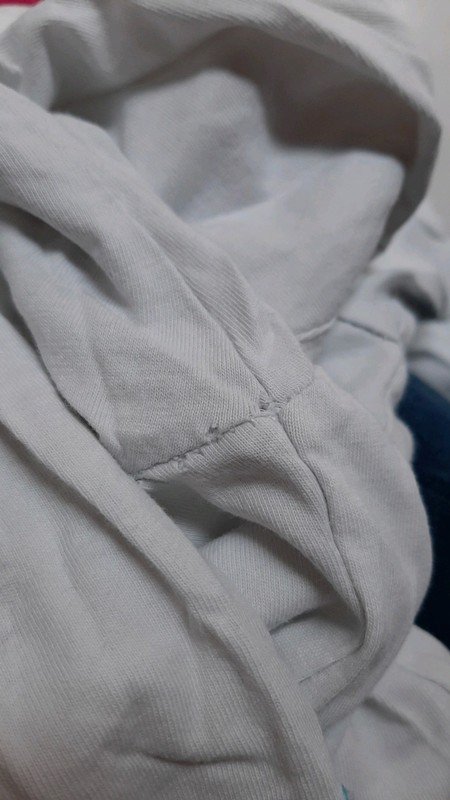 Weißer Pulli mit Blumendetail