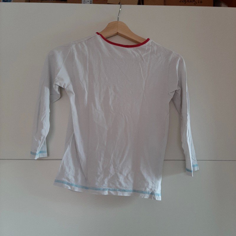 Weißer Pulli mit Blumendetail