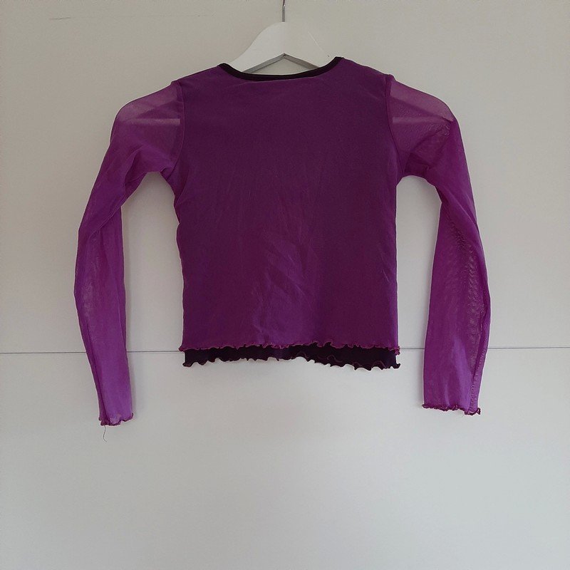 Lila Oberteil mit Schmetterlingsdetail