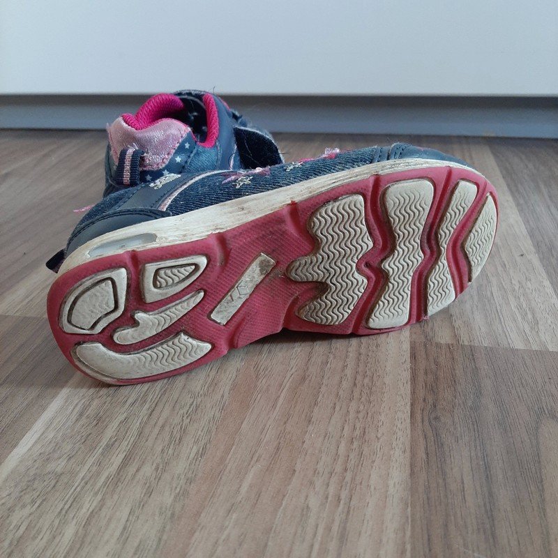 Schuhe mit Klettverschluss