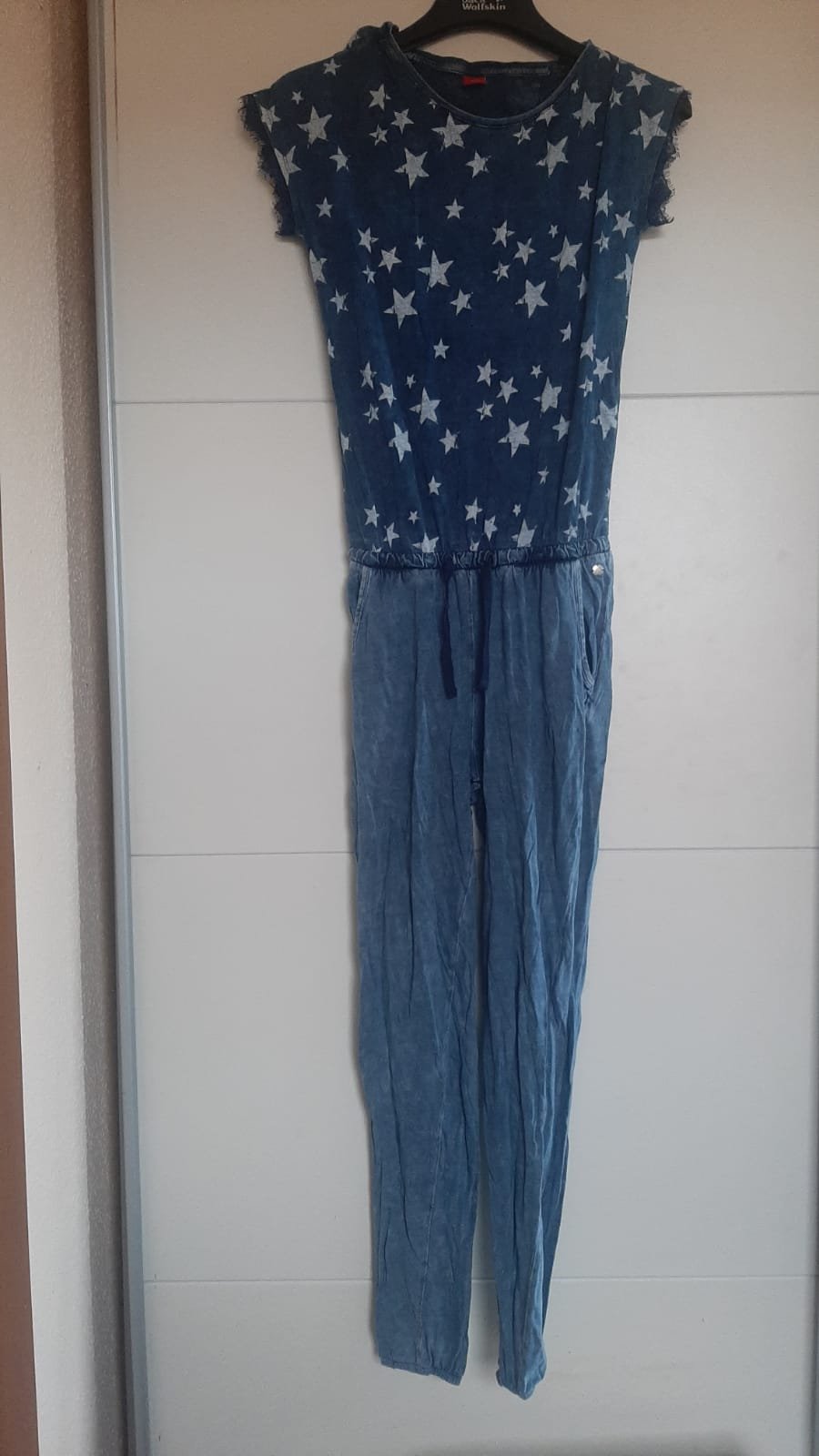 Blauer Overall mit Sternenprint