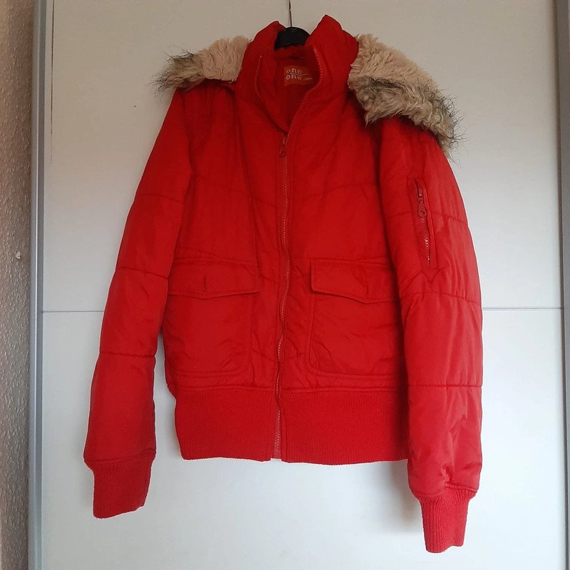 Rote Winterjacke