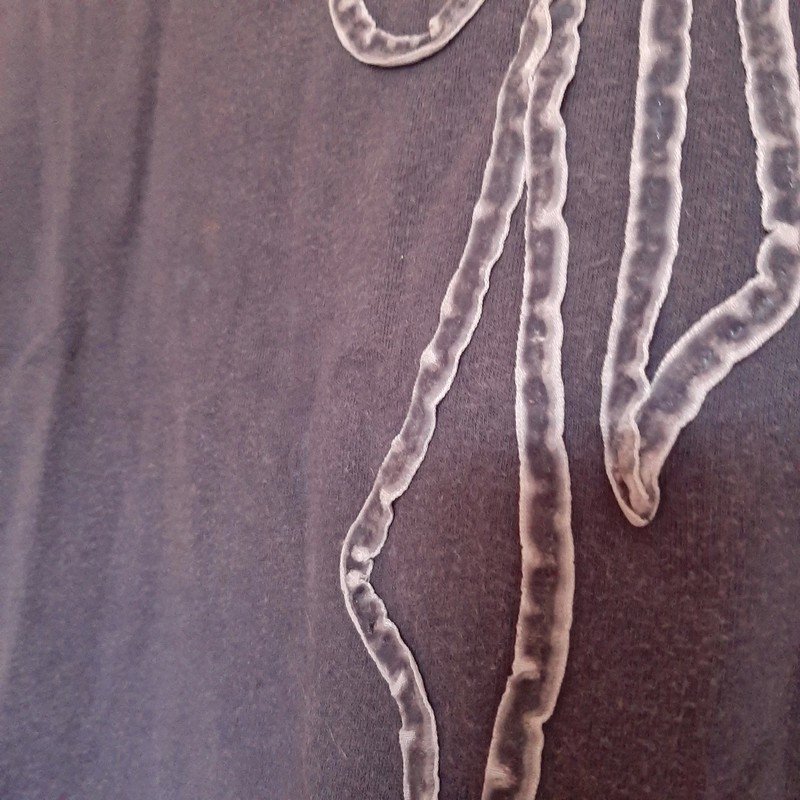 Dunkelblauer Pulli (Schleifenmotiv)