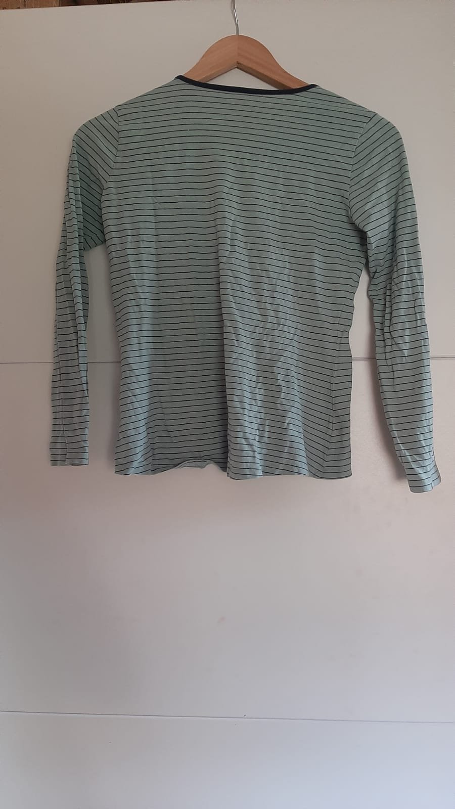 Grüner gestreifter Pulli