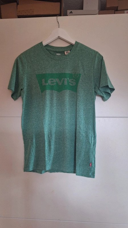 Grünes Levis T-Shirt