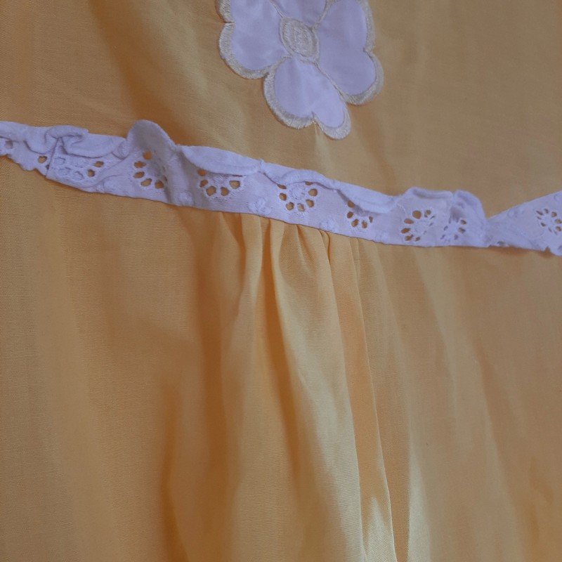 Gelbes Kleid mit Verzierung