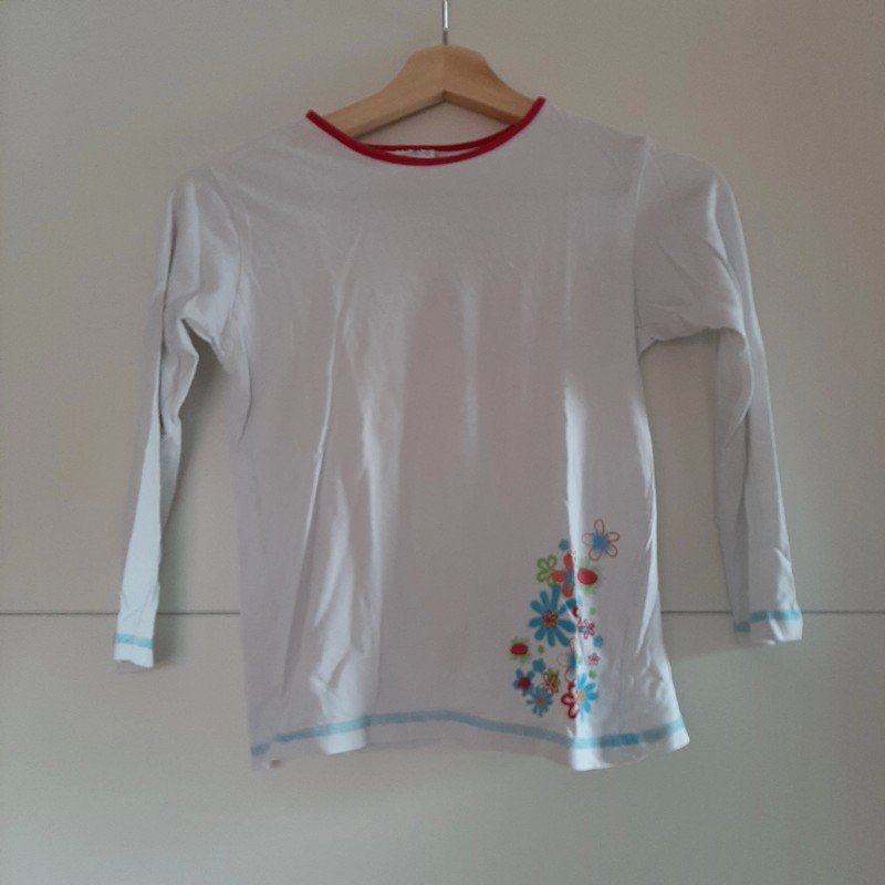 Weißer Pulli mit Blumendetail