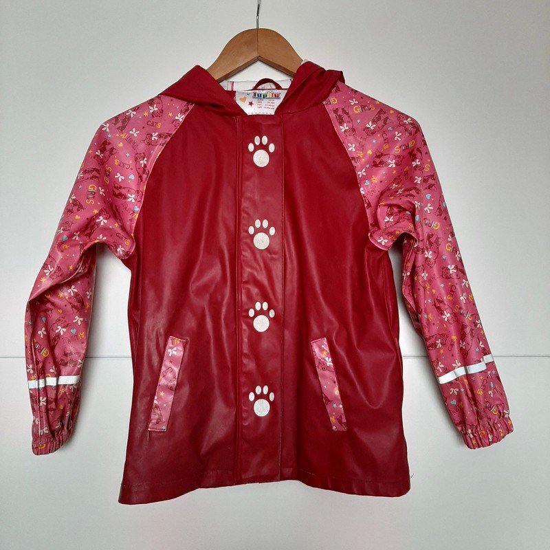 Pinke Regenjacke (Pfotenabdrücke)