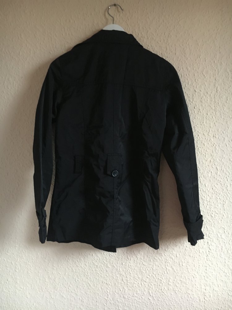 Schwarze Jacke (Hüftlang)