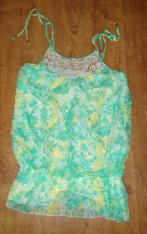 neuwertige Sommertop mit Spitze Gr.42