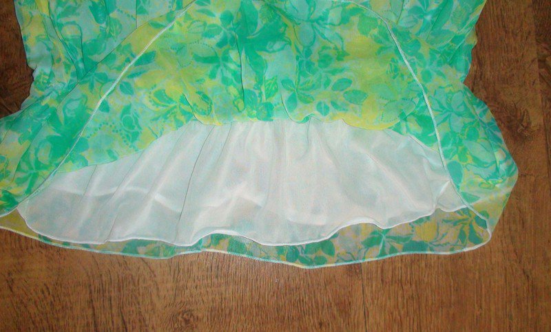 neuwertige Sommertop mit Spitze Gr.42