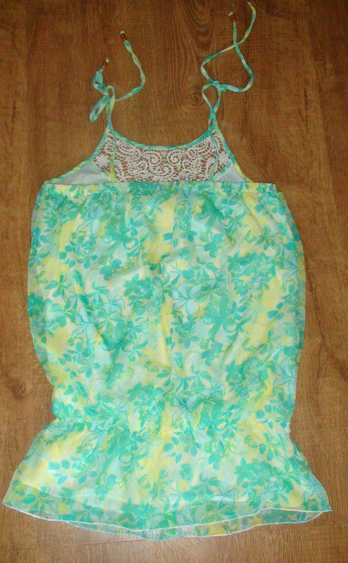 neuwertige Sommertop mit Spitze Gr.42