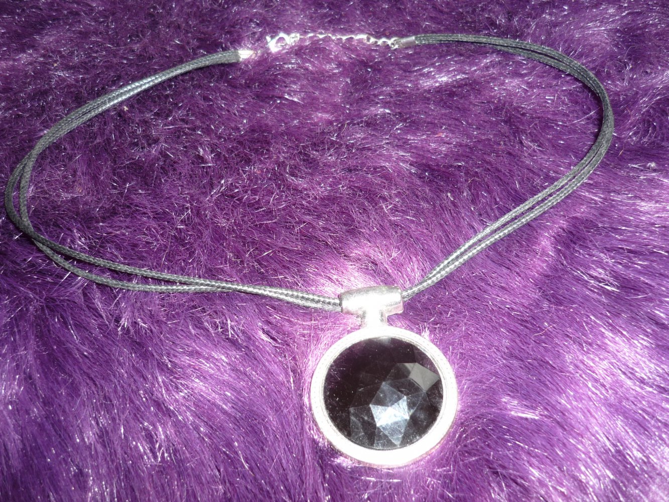 Collier mit schwarzem Glasstein Gothic